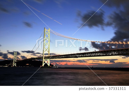 Akashi Kaikyo Bridge 37331311