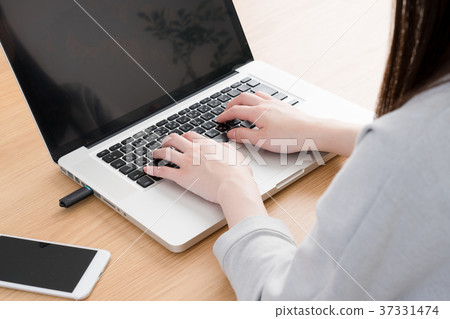 筆記本電腦和USB，女性 37331474