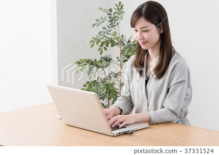 Laptops and women, making materials 37331524