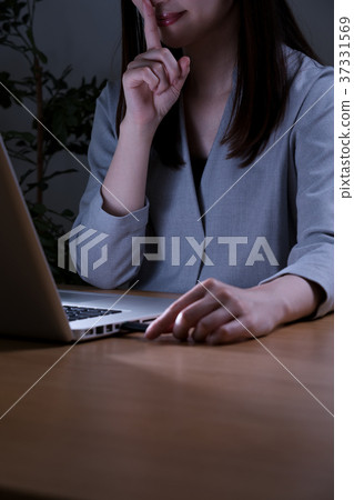 Laptop and USB, woman, put finger on mouth 37331569