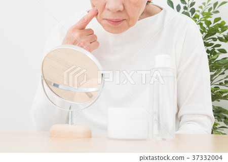 Senior skincare image 37332004