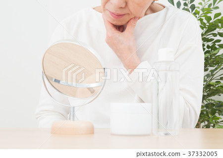 Senior skincare image Senior skincare image 37332005