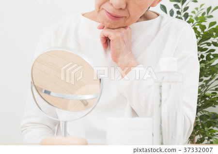 Senior skincare image Senior skincare image 37332007