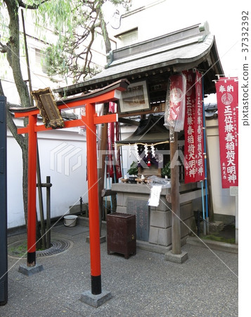 Matsuzaka Inari located in the Kira Mansion ruins (Honsho Matsuzakacho Park) 37332392