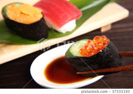 How many warship rolls sushi 37333193
