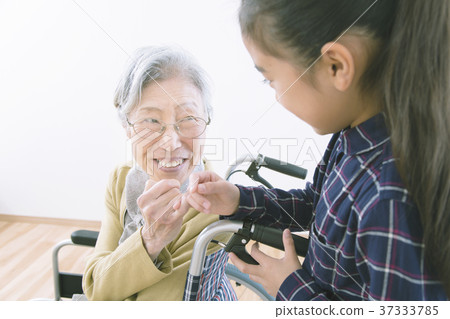 有前途的奶奶和女孩 37333785