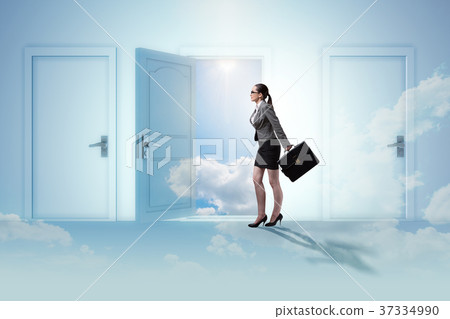 Businesswoman facing many business opportunities 37334990