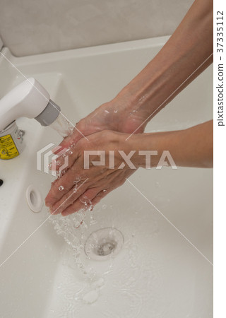 Women wash their hands 37335112