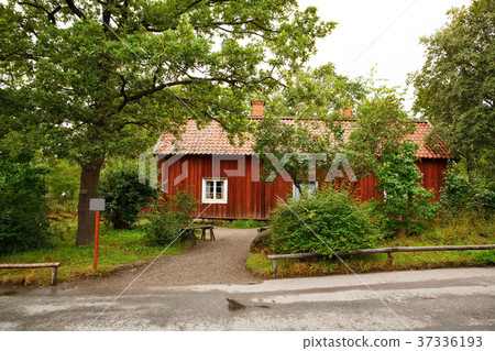 Old wooden house 37336193
