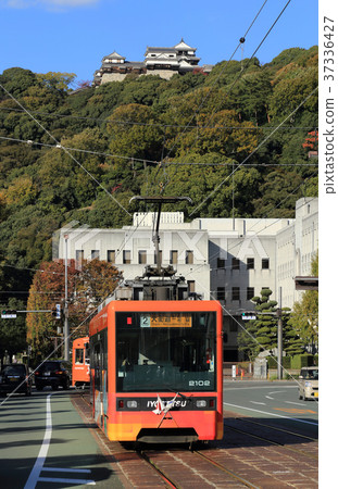 電車軌道(Moha 2100,Moha 2000)在縣立辦公室和市政廳前面與松山城堡在後台運行 電車軌道(Moha 2100,Moha 2000)在縣立辦公室和市政廳前面與松山城堡在後台運行 37336427