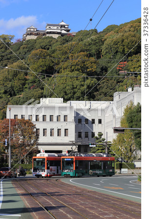 在縣城辦公室和市政廳前面的電車軌道與松山城堡在後面(Moha 2100) 在縣城辦公室和市政廳前面的電車軌道與松山城堡在後面(Moha 2100) 37336428