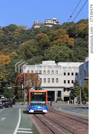 在縣城辦公室和市政廳前面的電車軌道與松山城堡在後面（Moha 2100） 37336474