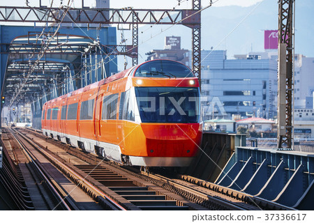 小田急線特快浪漫車70000 GSE厚木站 小田急線特快浪漫車70000 GSE厚木站 37336617