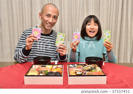 Parents and children eating new year dishes 37337451