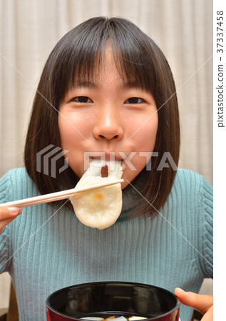 A girl who eats zosui (New Year) 37337458