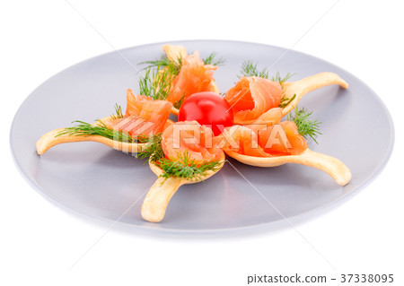 Salmon fillet in pastries 37338095