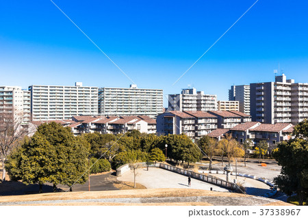 公寓排成一排的住宅區 公寓排成一排的住宅區 37338967
