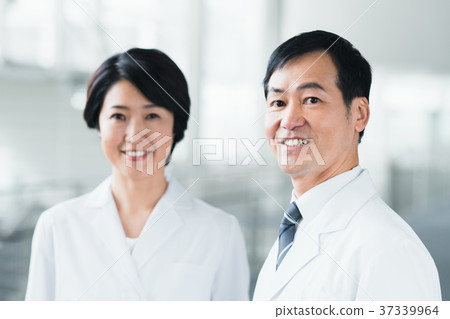 Men and women in white Men and women in white 37339964