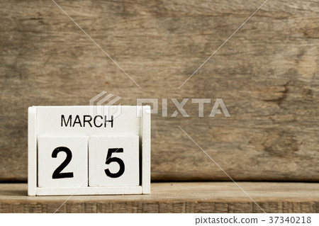 White block calendar present date 25 and March 37340218