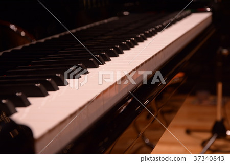 Piano 37340843