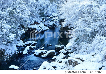 Niigawa分支的冬天風景 37342020