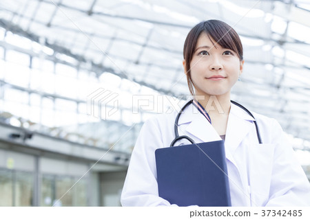 穿白色外套的女性醫生 37342485