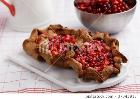 Shanga with lingonberry 37343913
