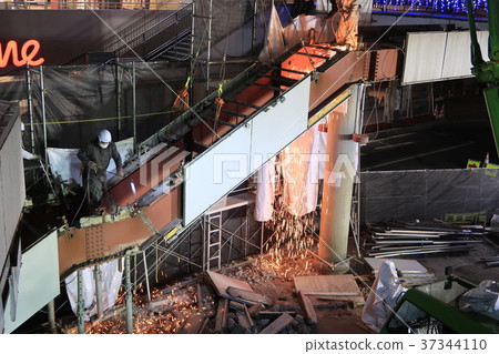 Dismantling construction of stairs 37344110