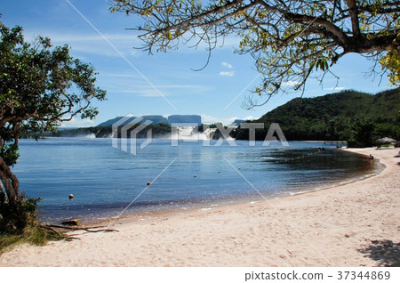 Lake Canaima 37344869