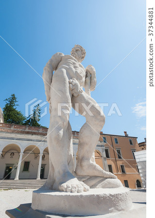 Statue of the 16 century. Statue of Hercules. 37344881