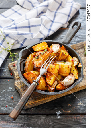 Baked potatoes with garlic and fresh thyme. Baked potatoes with garlic and fresh thyme. 37347037