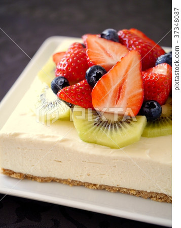 Strawberry and kiwi rare cheese cake black background (up) 37348087