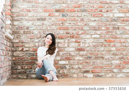 年輕的女士 年輕的女士 37353838