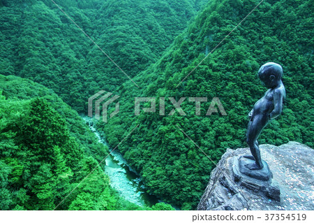 Iyakei's Piss Pisces Statue 37354519