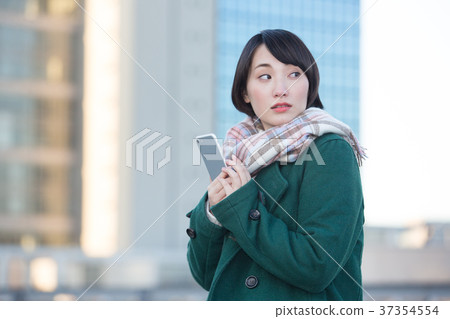 young woman young woman 37354554