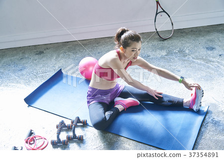 Women stretching 37354891