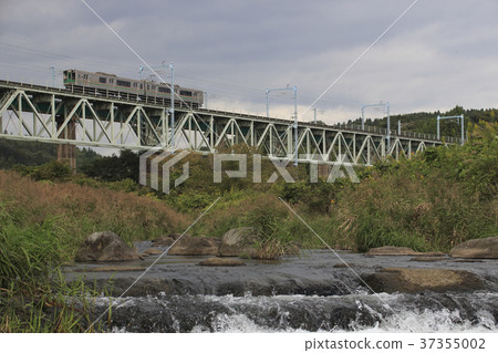 Tohoku Main Line 701 series crossing the Kurokawa Iron Bridge Tohoku Main Line 701 series crossing the Kurokawa Iron Bridge 37355002
