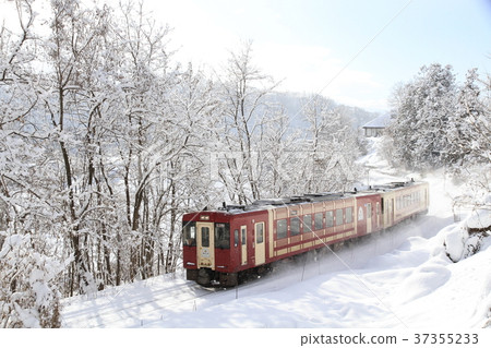 Winter Iiyama Line sightseeing train "Oikkot" 37355233