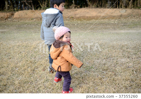 一個孩子 37355260