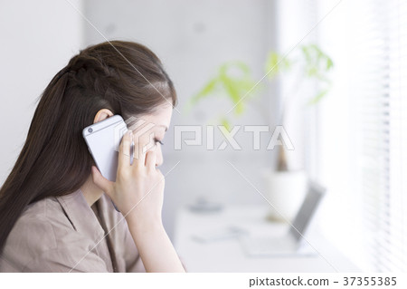 打電話的少婦由窗口 37355385