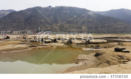 Golden dragon, Yellow River Hukou Waterfall 37356530