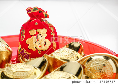 Chinese New year ang pow red bag with gold ingots Chinese New year ang pow red bag with gold ingots 37356747