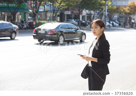 Young woman 37356820