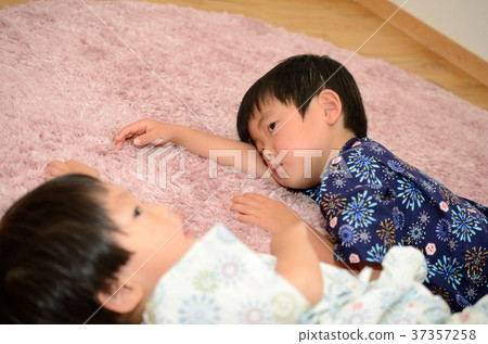 一個孩子 一個孩子 37357258
