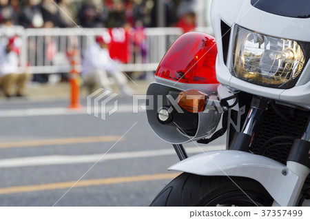 警察使用白色自行車，車燈和巡邏燈 37357499