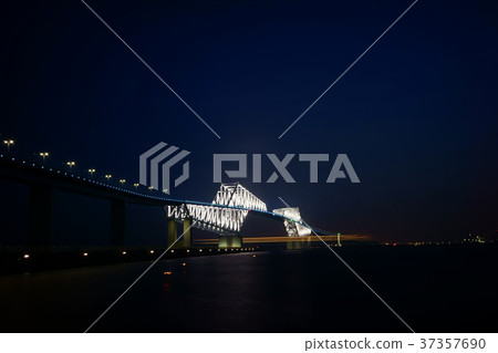 Tokyo Gate Bridge at night 37357690