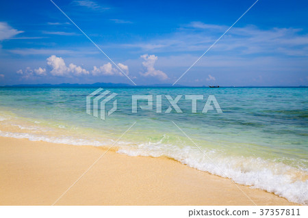 Beautiful beach 37357811