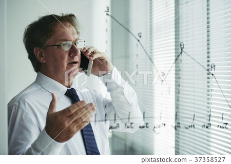 Consulting on the phone Consulting on the phone 37358527