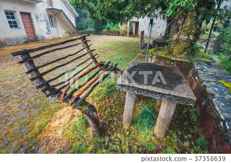 Shelter on the way to Levada das 25 fontes 37358639