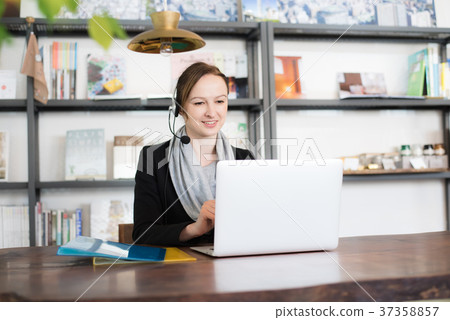 耳機外國人女人 37358857